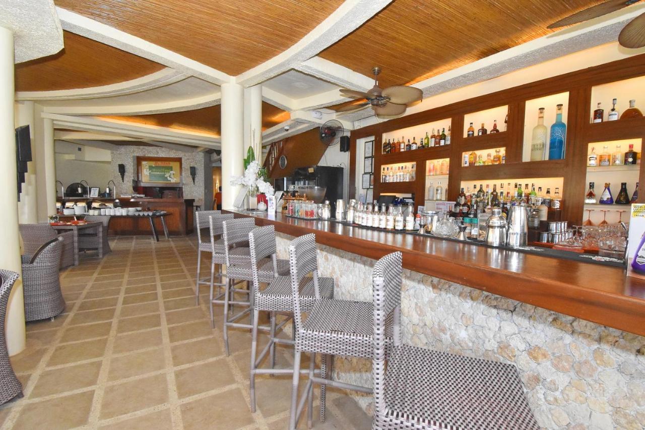 Ambassador In Paradise Balabag  Εξωτερικό φωτογραφία The bar at the Beach Club